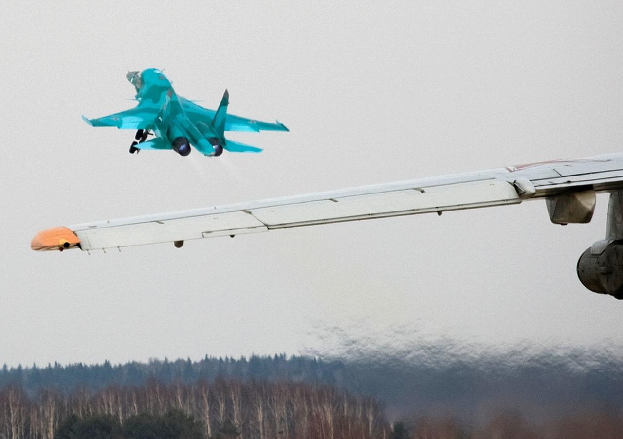 Un bombardier Su-34 décolle de l'aérodrome de Kubinka, près de Moscou, le 28 mars 2009. [KEYSTONE - ALEXANDER ZEMLIANICHENKO]