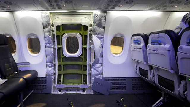 La porte d'un Boeing 737 MAX 9 s'est détachée en plein vol début janvier lors d'un trajet de la compagnie américaine Alaska Airlines entre Portland (Oregon) et Ontario (Californie). [KEYSTONE - LINDSEY WASSON]