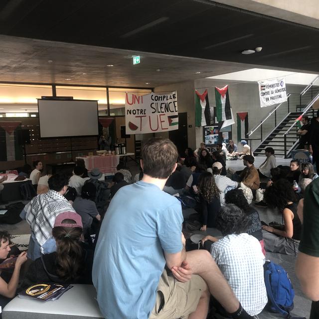 La mobilisation estudiantine pour la Palestine gagne l’Université de Fribourg. [rts - Muriel Ballaman]
