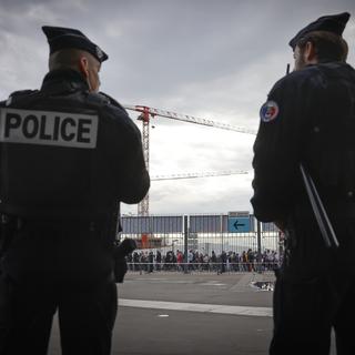 La France déploie 4'000 policiers pour encadrer un match entre l'équipe de football française et israélienne à Paris. [Keystone/AP Photo - Jean-Francois Badias]