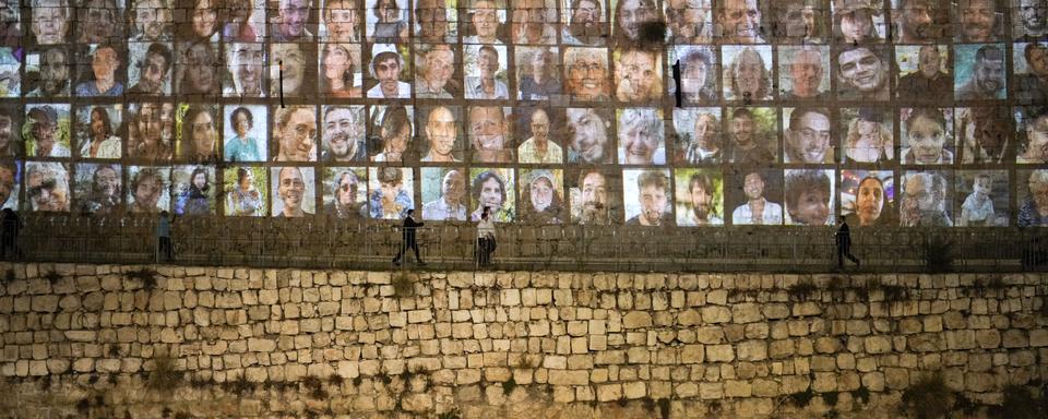 Des photographies des otages israéliens à Jérusalem. [Keystone/AP Photo - Leo Correa]