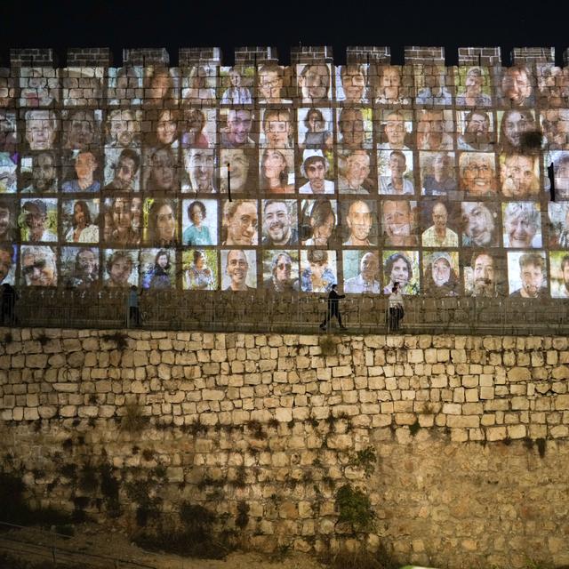 Des photographies des otages israéliens à Jérusalem. [Keystone/AP Photo - Leo Correa]