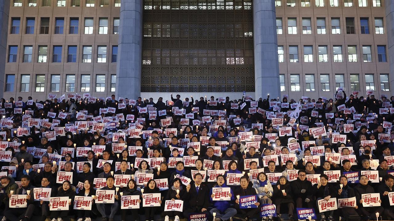 Des membres du principal parti d'opposition manifestent à Séoul pour la destitution du président Yoon Suk Yeol. [Yonhap via AP / Keystone - Ryu Hyung-seok]