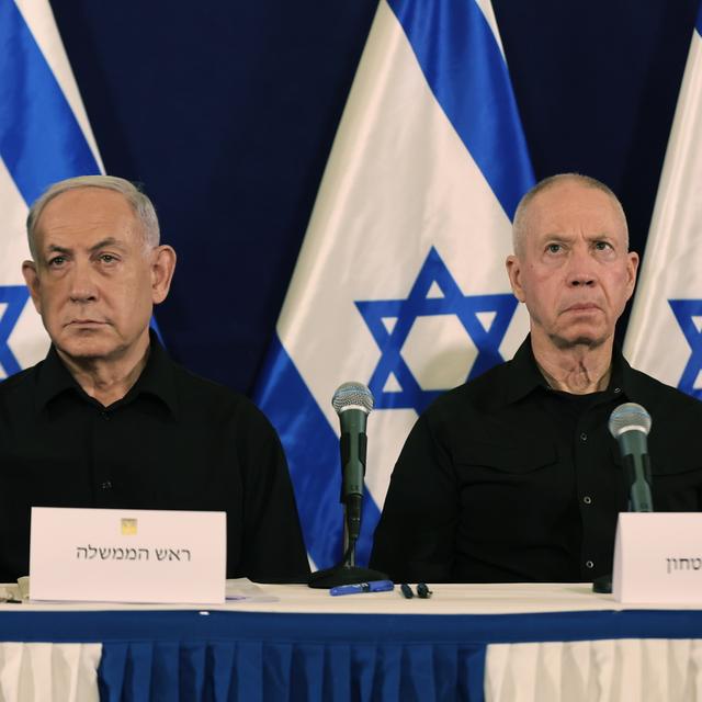 Benjamin Netanyahou et Yoav Gallant n'ont pas encore commenté la décision de la Cour pénale internationale. [Keystone/EPA - Abir Sultan]