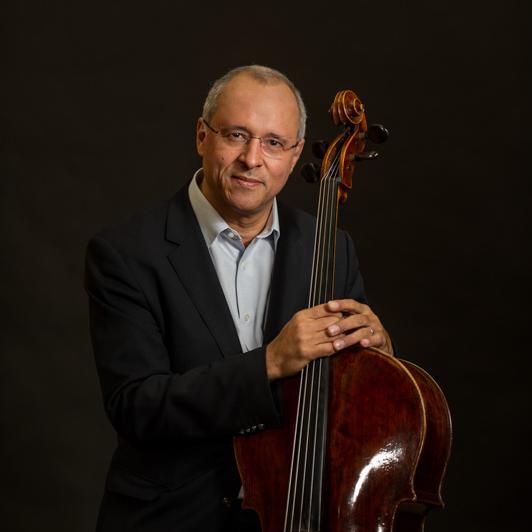 Le violoncelliste Antonio Meneses (2015). [antoniomeneses.com - ©Clive Barda]