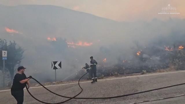 Le sud de l'Albanie lutte contre un violent incendie. [RTS]