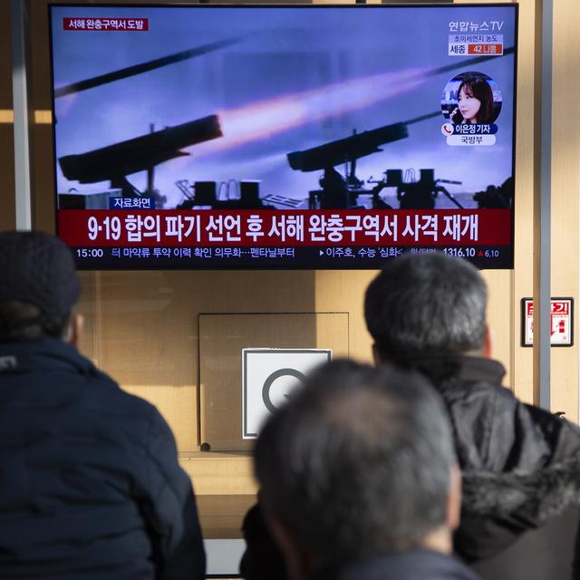 Des téléspectateurs de la télévision sud-coréenne à Séoul alors que la Corée du Nord a tiré 200 obus en direction d'une île sud-coréenne le 5 janvier 2024. [Keystone - EPA/JEON HEON-KYUN]