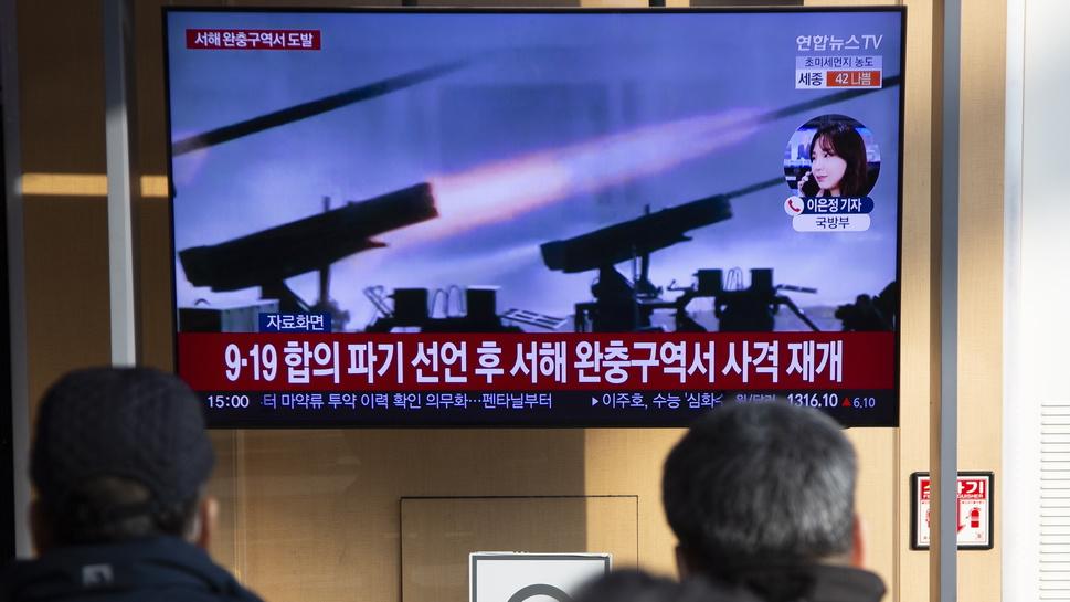 Des téléspectateurs de la télévision sud-coréenne à Séoul alors que la Corée du Nord a tiré 200 obus en direction d'une île sud-coréenne le 5 janvier 2024. [Keystone - EPA/JEON HEON-KYUN]