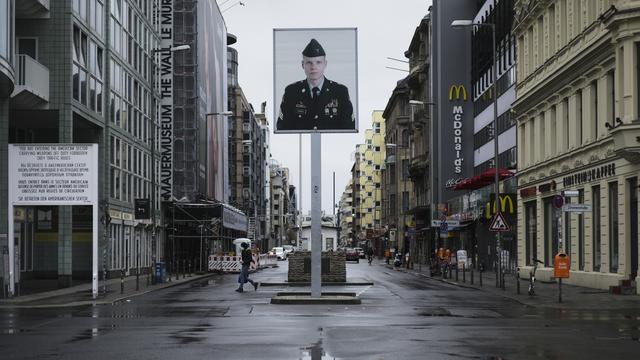 L'ancien Checkpoint Charlie, un poste frontière pendant la guerre froide, à Berlin, sur la Friedrichstrasse. [KEYSTONE - MARKUS SCHREIBER]