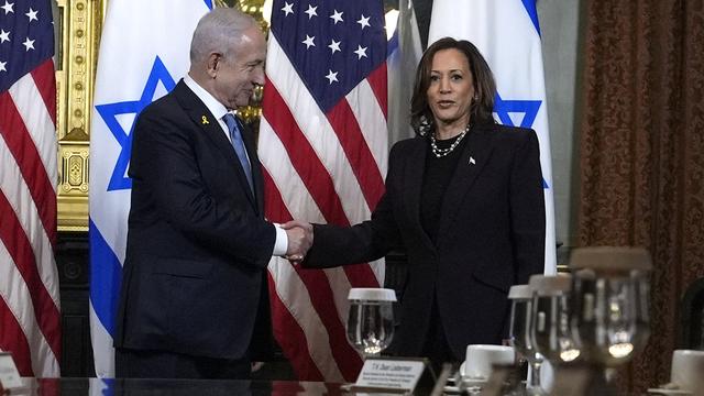 Une poignée de mains entre Kamala Harris et le Premier ministre israélien Benjamin Nethanyahou. [Keystone/AP Photo - Julia Nikhinson]