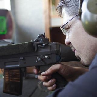 Le plus grand stand de tir indoor de Suisse a été inauguré vendredi à Sion par la police et l'armée. [Keystone]