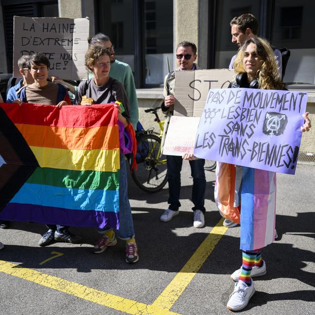 Les crimes de haine anti-LGBTQI+ sont invisibilisés en Suisse à cause du manque de confiance dans la police. [Keystone - Laurent Gillieron]