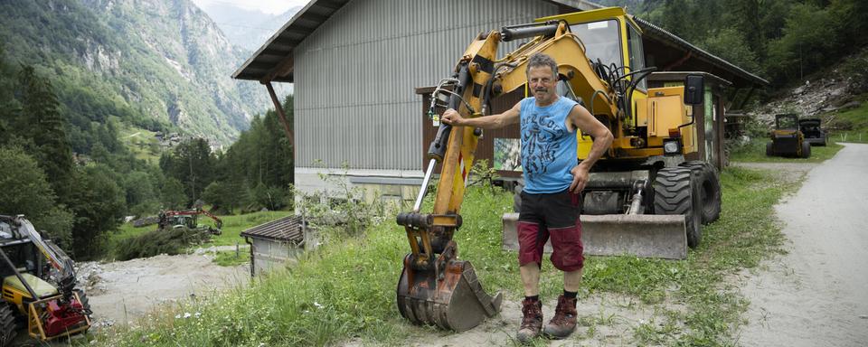 La reconstruction s’organise dans le Val Maggia au Tessin un mois après les intempéries. [Keystone - Alessandro Crinari]