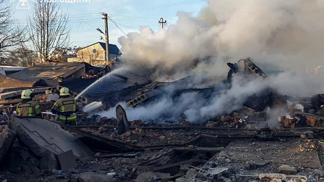 Des pompiers travaillent sur le site d'une zone résidentielle touchée par un tir de missile russe dans la région de Lviv le 17 novembre 2024. [REUTERS - STATE EMERGENCY SERVICE OF UKRAINE]