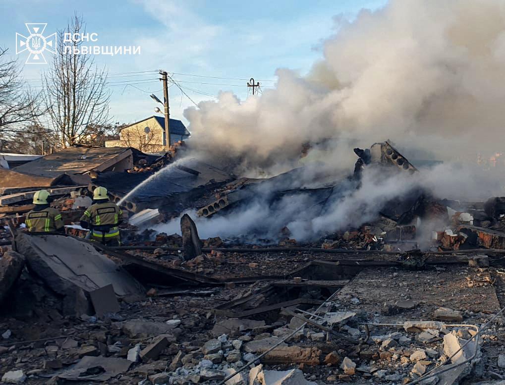 Des pompiers travaillent sur le site d'une zone résidentielle touchée par un tir de missile russe dans la région de Lviv le 17 novembre 2024. [REUTERS - STATE EMERGENCY SERVICE OF UKRAINE]