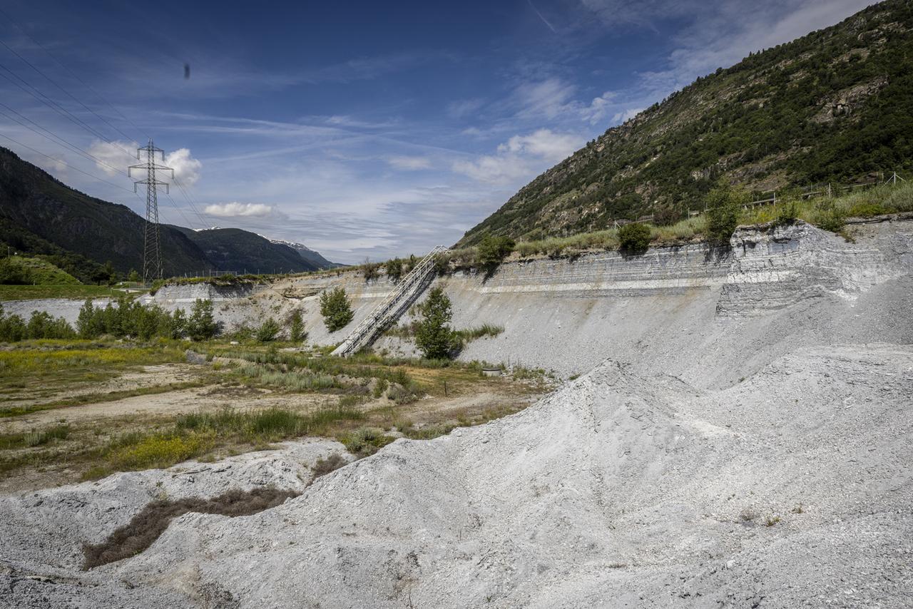 L'ancienne décharge de Gamsenried (VS), située entre Viège et Brigue-Glis. [Keystone - Andrea Soltermann]