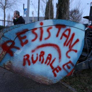 Les agriculteurs bloquent l'accès à un centre commercial. [Reuters - Nacho Doce]