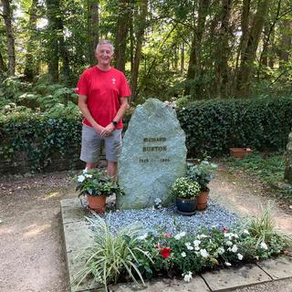 Philip Jennings et la tombe de Richard Burton dans le cimetière de Céligny (GE). [RTS - Quentin Bohlen]