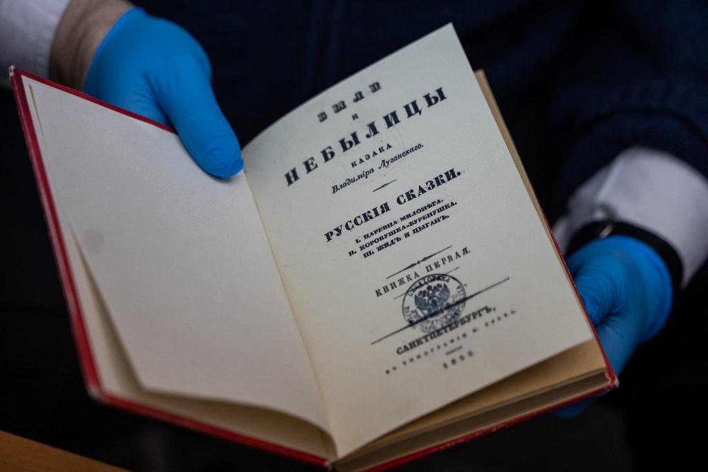 Une fausse copie d'un livre d'Alexandre Pouchkine à la bibliothèque de l'université de Varsovie. [AFP - WOJTEK RADWANSKI]