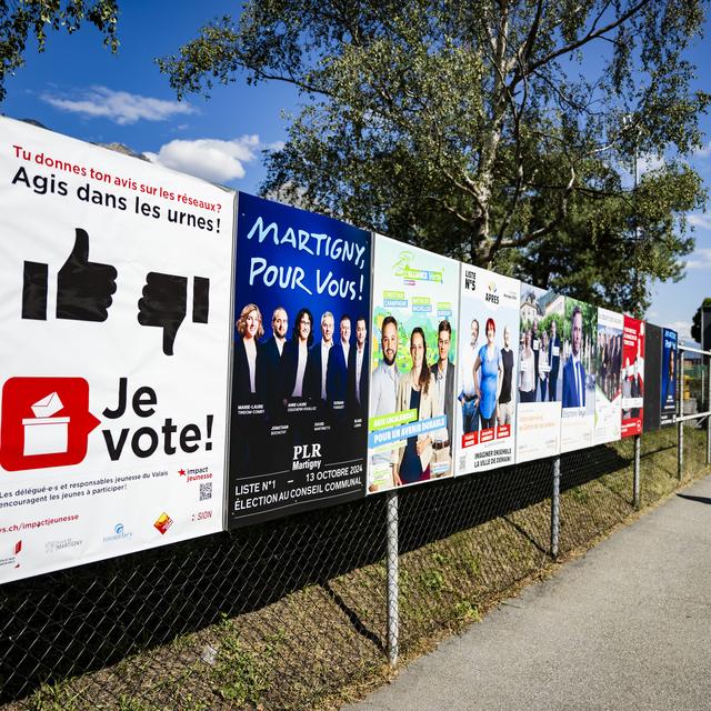 Plusieurs affiches de campagnes vandalisées en Valais dans le cadre des élections communales.(Photo d'illustration). [KEYSTONE - Jean-Christophe Bott]