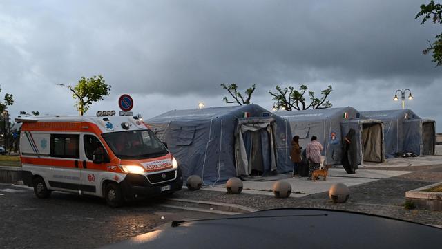 Des citoyens des Pouzzoles installés dans un camp de tentes mis en place par la protection civile à Naples, le 21 mai 2024. [keystone - Ciro Fusco]