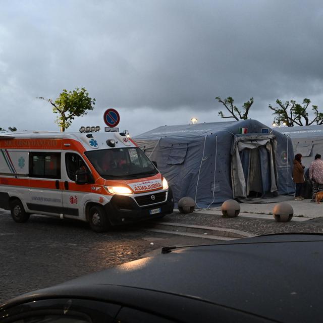 Des citoyens des Pouzzoles installés dans un camp de tentes mis en place par la protection civile à Naples, le 21 mai 2024. [keystone - Ciro Fusco]