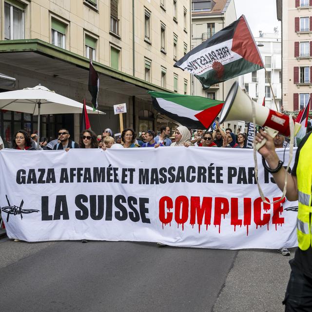 Certaines personnes en Suisse considère que leur pays est complice des massacres perpétrés par Israël en Palestine. [Keystone - Martial Trezzini]