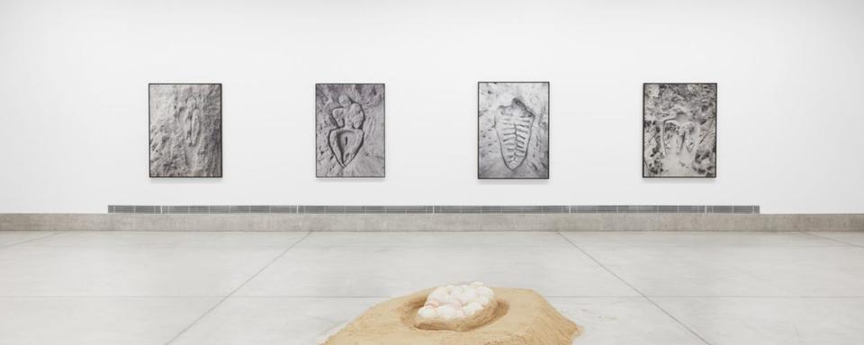 Vue de l'exposition « Aux commencements » d’Ana Mendieta. [Musée des beaux-arts La Chaux-de-Fonds - The Estate of Ana Mendieta Collection, LLC (2024) - Gaspard Gigon]