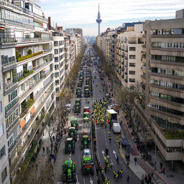 Des agriculteurs espagnols manifestent à Madrid en bloquant les rues avec leurs tracteurs. [Keystone/AP Photo - Manu Fernandez]
