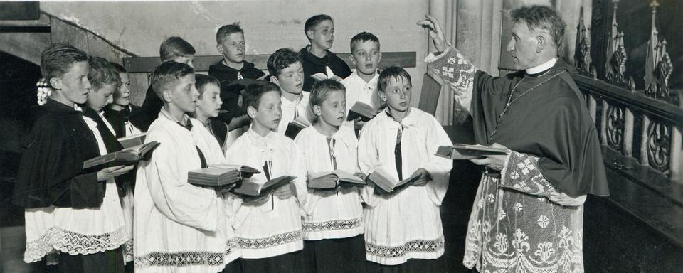 Joseph Bovet dirige à la Cathédrale Saint-Nicolas, Fribourg, 1942. [Bibliothèque cantonale et universitaire de Fribourg, Fonds Joseph Bovet]