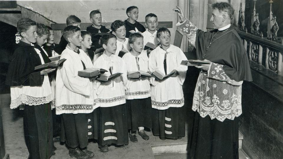 Joseph Bovet dirige à la Cathédrale Saint-Nicolas, Fribourg, 1942. [Bibliothèque cantonale et universitaire de Fribourg, Fonds Joseph Bovet]