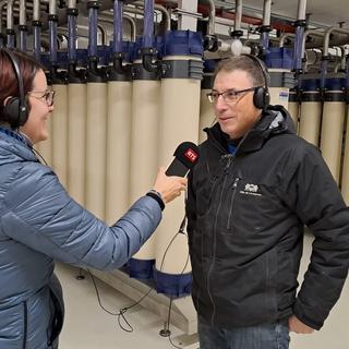 Rencontre avec Laurent Menoud, chef dʹexploitation de lʹusine de Lutry. [RTS - Yves-Alain Cornu.]