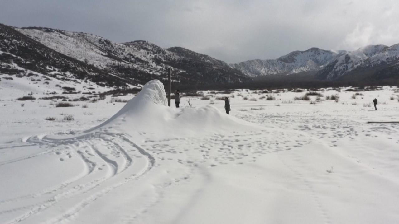 Au cœur de l’hiver, ce château de glace culminait à 12 mètres. Sur cette image, il n'en fait plus qu'environ cinq. [RTS]