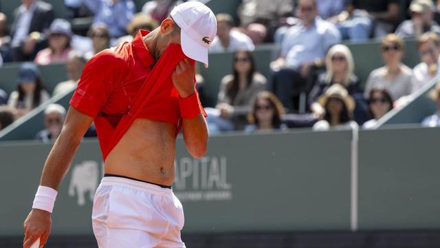 Le champion de tennis serbe Novak Djokovic fait son entrée au tournoi de Roland Garros avec des doutes. [Keystone]
