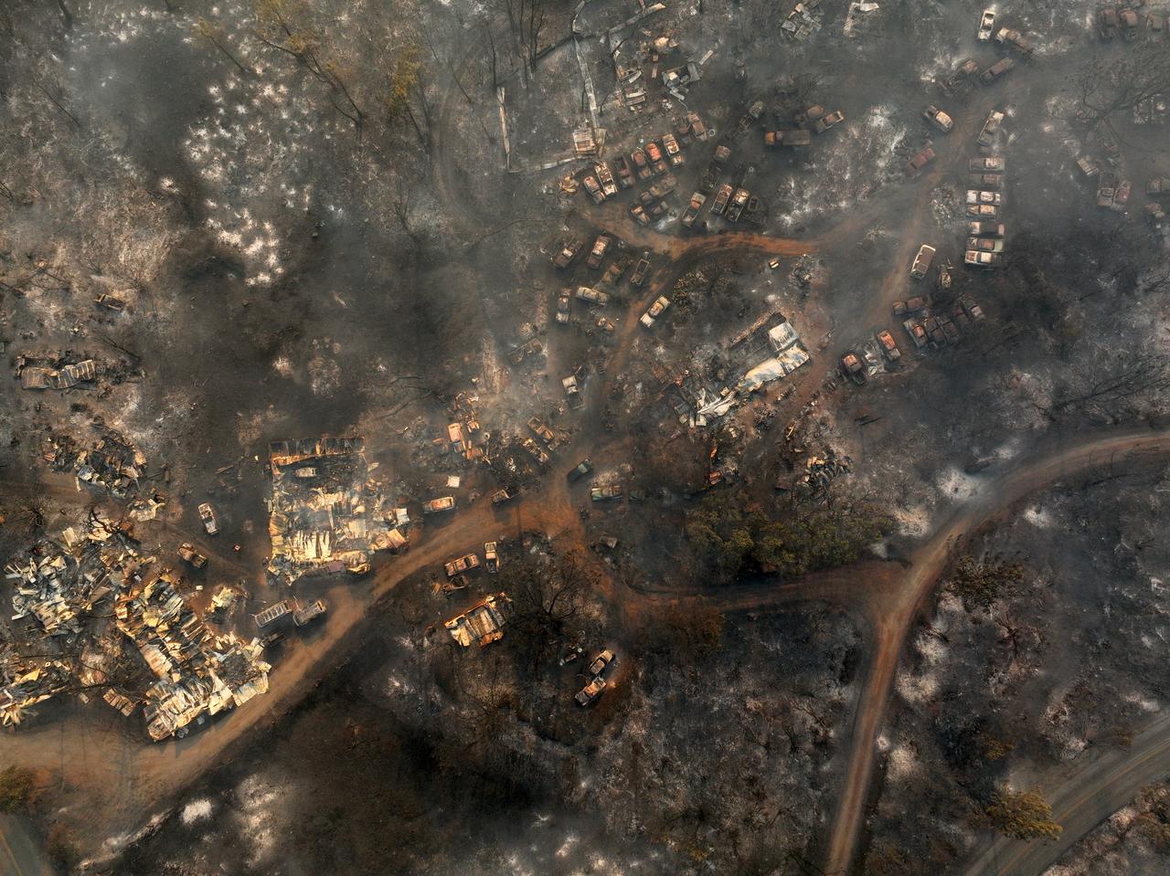 Vue aérienne de dizaines de voitures brûlées par le Park Fire à Chico, Californie, États-Unis, le 25 juillet 2024. [Anadolu via AFP - TAYFUN COSKUN]