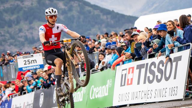 Dario Lillo savoure à sa manière sa médaille d'argent. [KEYSTONE - MAXIME SCHMID]