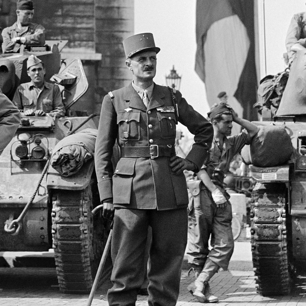 Le général français Philippe Leclerc attend de défiler sur l'avenue des Champs-Elysées, le 26 août 1944, avec ses troupes de la 2e Division blindée, après la Libération de Paris. [AFP - GEORGES MELAMED]