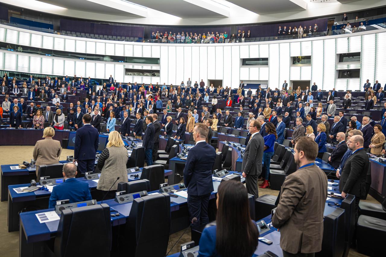 Les eurodéputés ont observé lundi à Strasbourg une minute de silence en hommage aux victimes de l'attaque du Hamas du 7 octobre 2023 contre Israël. [KEYSTONE - CHRISTOPHE PETIT TESSON]