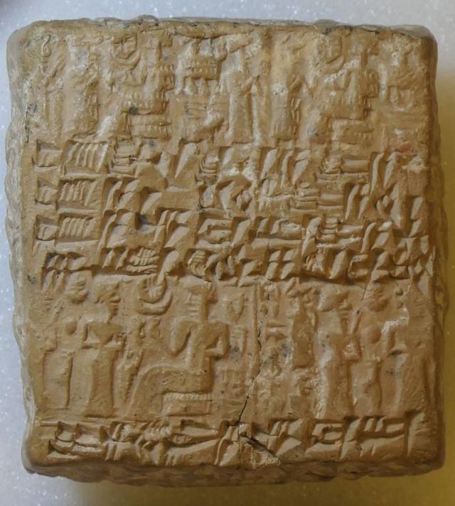 Enveloppe de contrat paléo-assyrien (Kültepe, Anatolie, XIXᵉ siècle avant notre ère), dans laquelle est enfermée la tablette. [Musée du Louvre (ao8297) - Cécile Michel / Uni Hamburg]