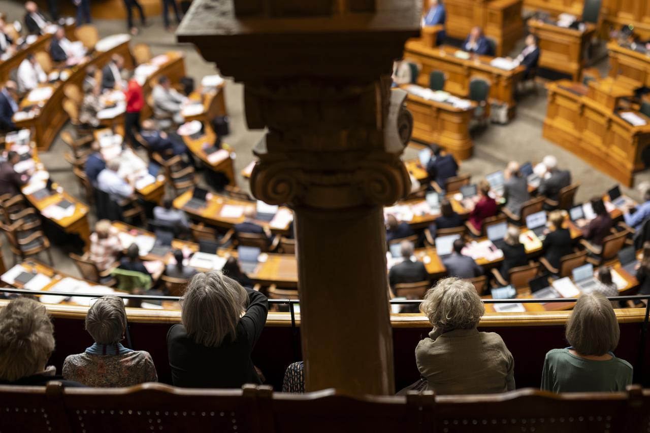 Des Aînées pour le climat suivent les discussions du Conseil national depuis la tribune. [KEYSTONE - ALESSANDRO DELLA VALLE]