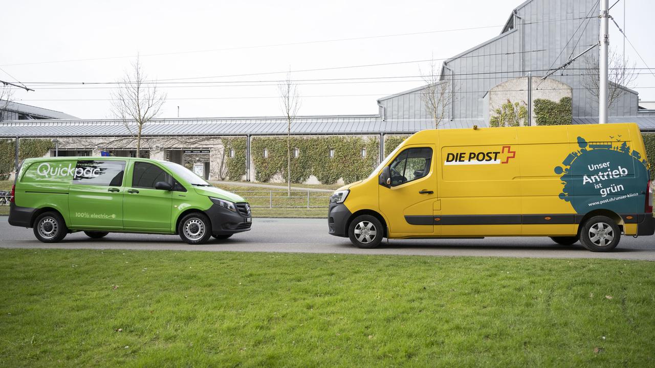 Une camionnette Quickpac se trouve devant une camionnette de la Poste, le 29 mars 2023 à Berne. [Christian Beutler]