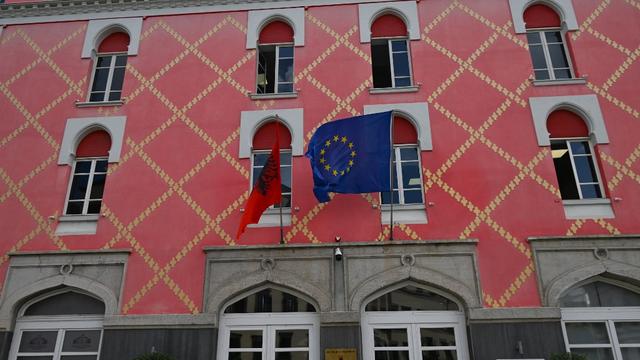 Le drapeau national de l'Albanie et le drapeau de l'Union européenne. [NurPhoto via AFP - ARTUR WIDAK]