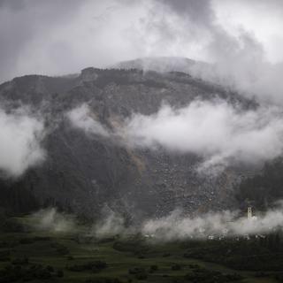 Après un glissement de terrain en 2023, le village de Brienz-Brinzauls est sous surveillance. [Keystone - Gian Ehrenzeller]