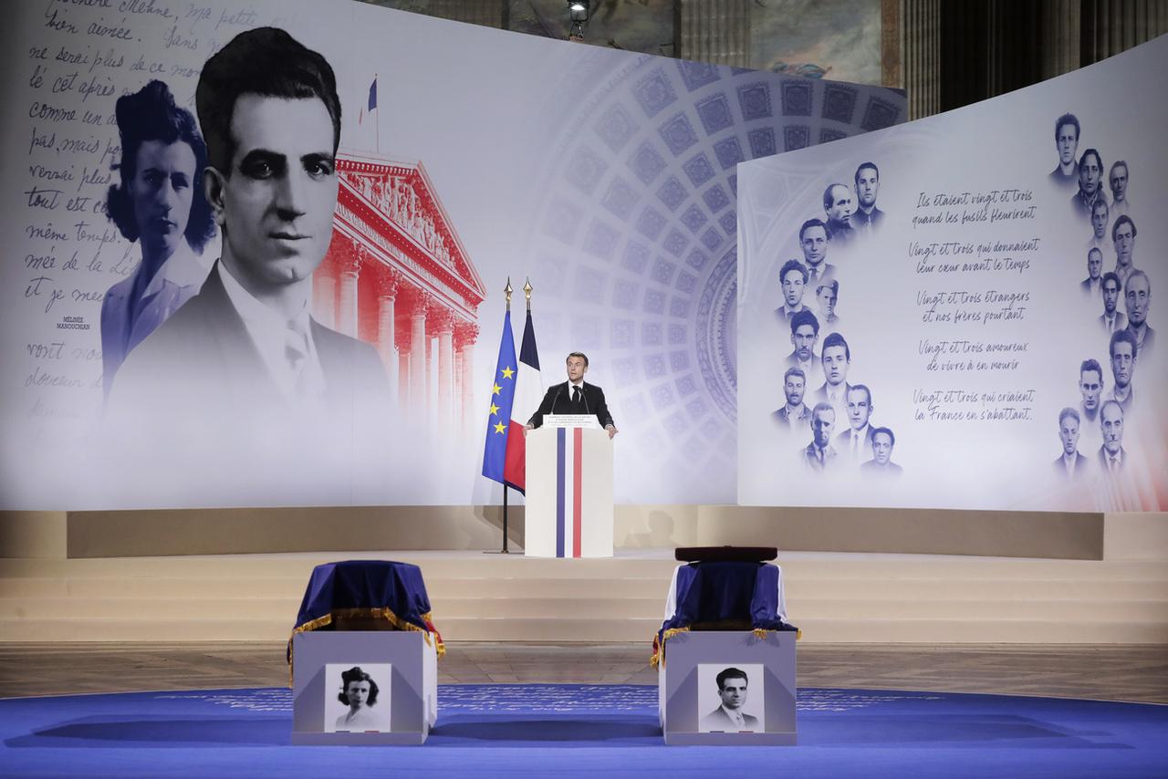 Le président français Emmanuel Macron s'exprime devant les cercueils de Missak Manouchian et de son épouse Mélinée déposés au Panthéon lors de leur cérémonie d'intronisation, mercredi 21 février 2024 à Paris. [KEYSTONE - CHRISTOPHE PETIT TESSON]