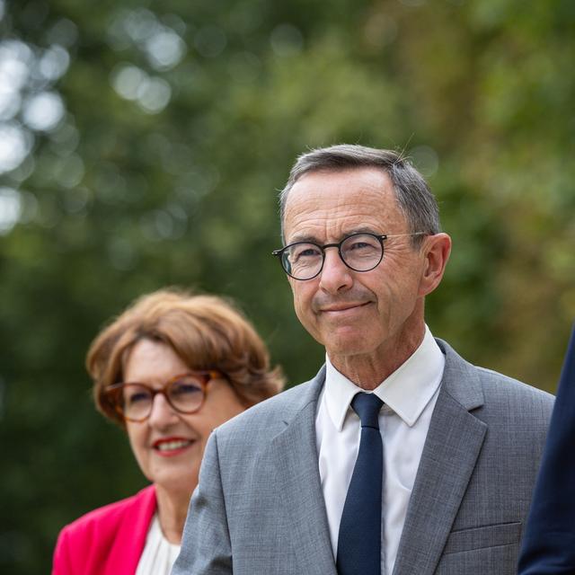 Bruno Retailleau (milieu) est devenu ministre de l'Intérieur du gouvernement d'Emmanuel Macron après avoir précédemment annoncé ne pas vouloir y entrer il y a environ un mois. [Keystone/EPA - Christophe Petit Tesson]