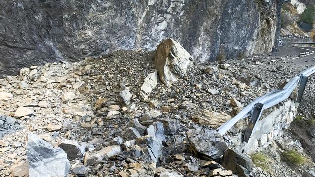 La route entre Niouc et Vissoie avait été fermée en raison de chutes de pierres, [KEYSTONE - ETAT DU VALAIS/ SERVICE DE LA MO]