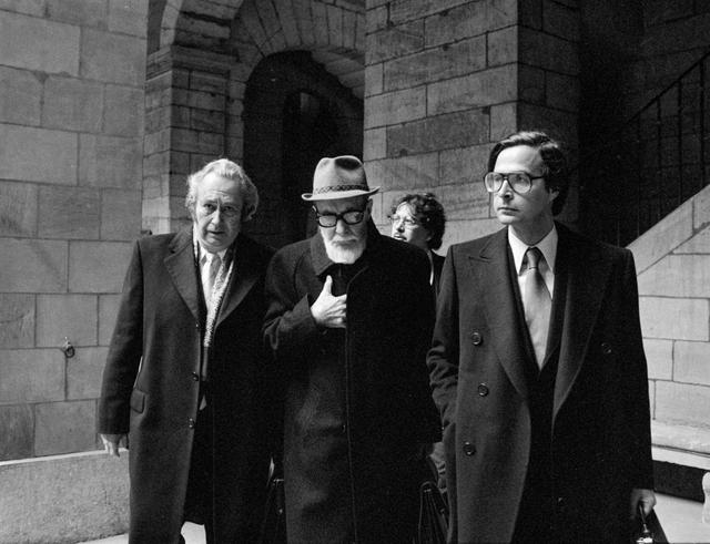 Pierre Jaccoud entouré de ses deux avocats Horace Mastronardi et Marc Bonnant. [KEYSTONE - STR]