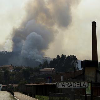 Un incendie ravage le nord du Portugal, ici près de Sever do Vouga. [Keystone - Bruno Fonseca]