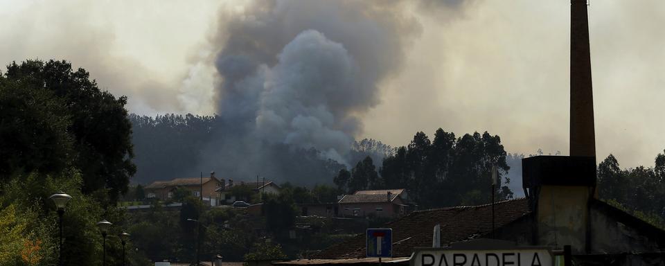 Un incendie ravage le nord du Portugal, ici près de Sever do Vouga. [Keystone - Bruno Fonseca]