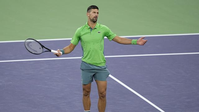 Le désarroi de Novak Djokovic, battu par un étonnant Luca Nardi. [KEYSTONE - MARK J. TERRILL]